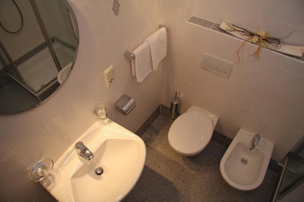 Steinerhof Apartamento Dobbiaco Quarto foto